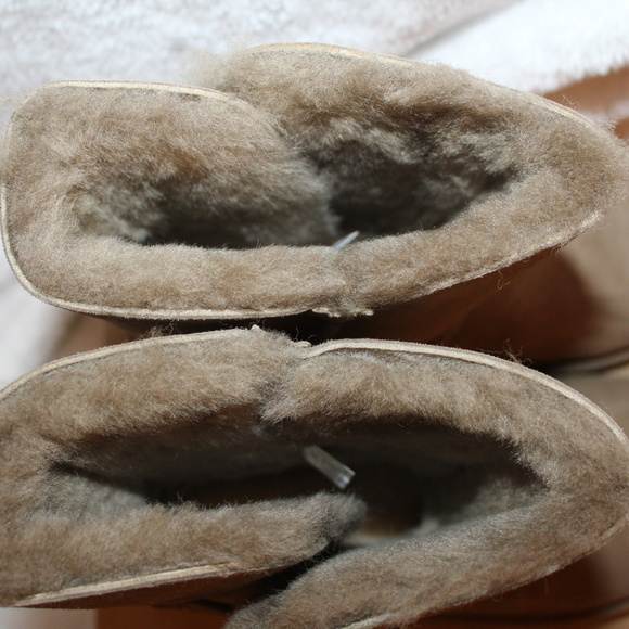 UGG BAILEY BUTTON SHORT WATER RESISTANT BOOTS - Picture 7 of 8